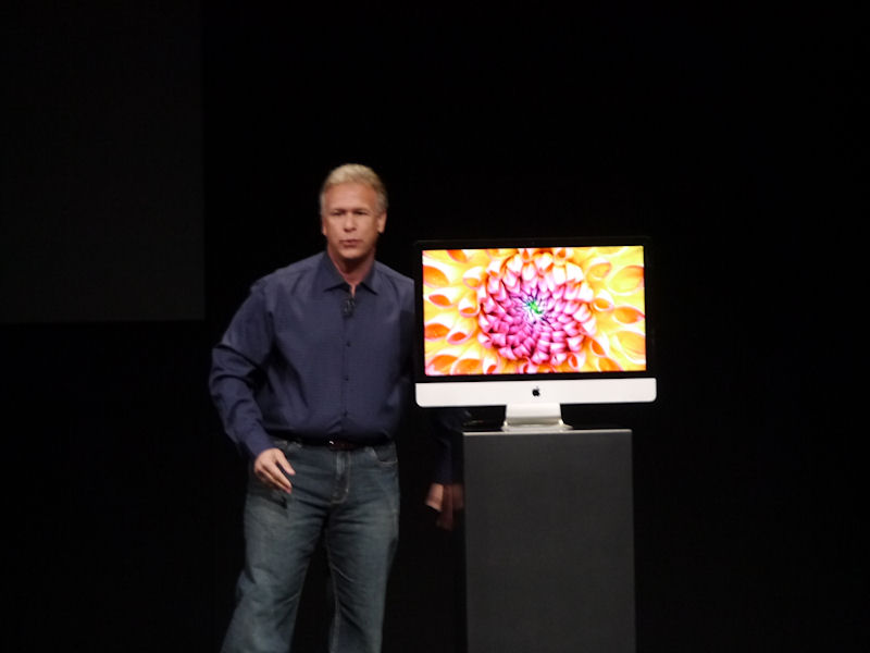 新たなiMacを紹介するフィル・シラー上席社長