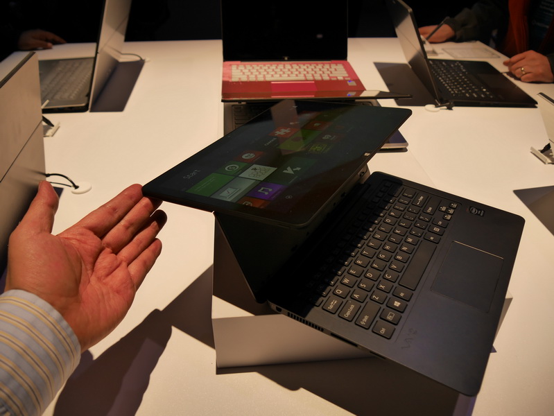 画像 イベントレポート ソニー 11 6型液晶搭載の2 In 1ノート Vaio Fit 11 を発表 小型ウェアラブルデバイス Smartband Swr10 も 7 27 Pc Watch