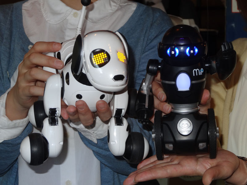 画像 タカラトミー 2輪ロボット ハローミップ と犬型ロボット ハローズーマー Omnibot ブランドのロボットが復活 1 23 Pc Watch