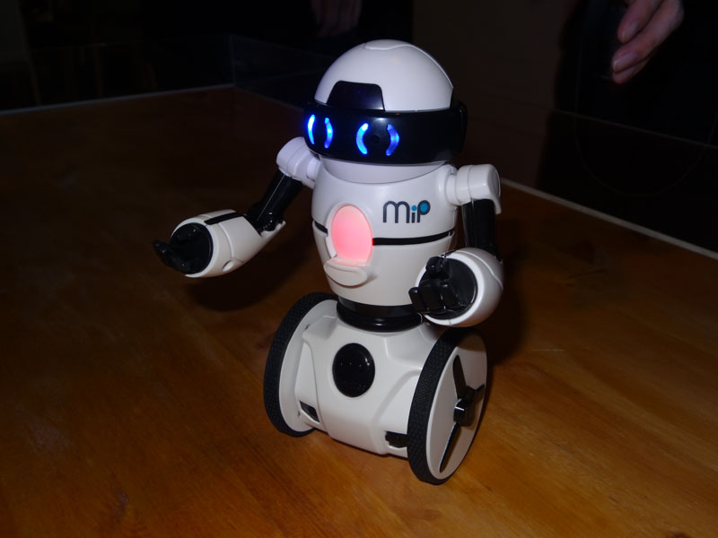 画像 タカラトミー 2輪ロボット ハローミップ と犬型ロボット ハローズーマー Omnibot ブランドのロボットが復活 2 23 Pc Watch