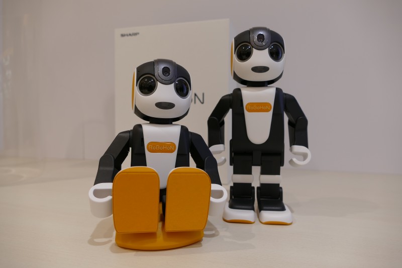 シャープ、第2世代「RoBoHoN」を発表 ～歩かない廉価版を追加、地道な