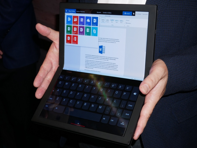 ThinkPadから世界初の折りたたみディスプレイ採用で900gの2in1 - PC Watch