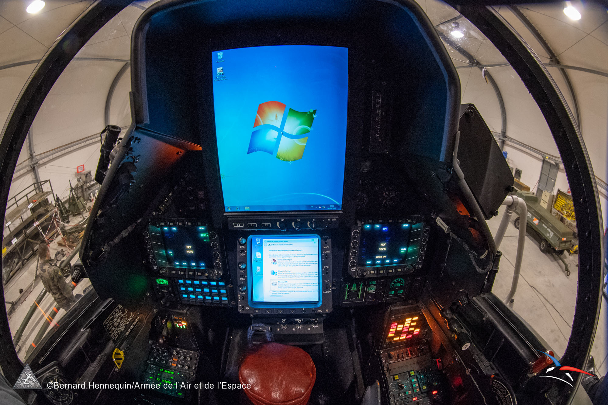 やじうまPC Watch】フランス空軍、戦闘爆撃機「Mirage 2000D」“改”を納入。後部コクピットはWindows 7? - PC Watch