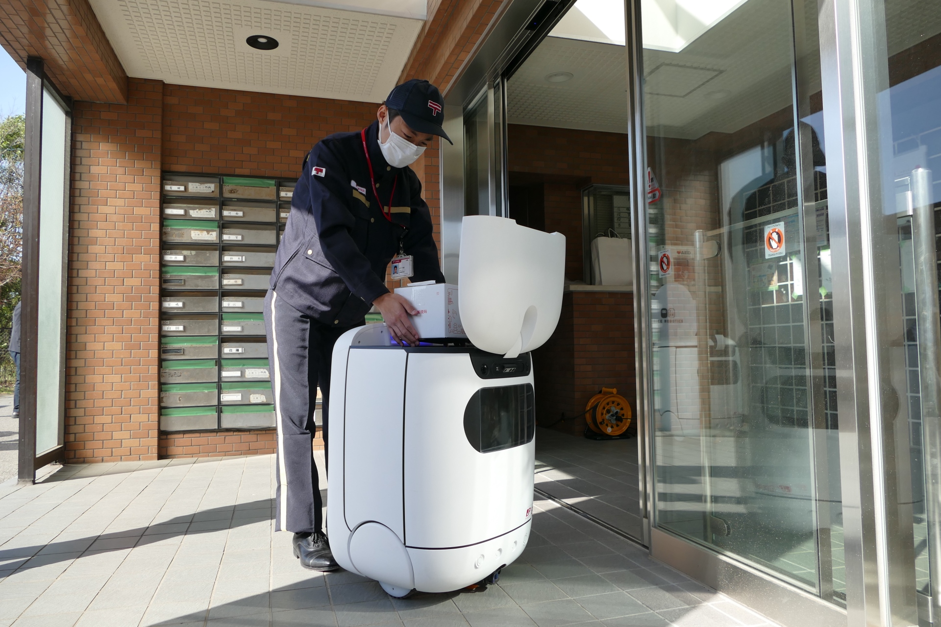 日本郵便 配送ロボットを既設マンション内で運用実験 Pc Watch