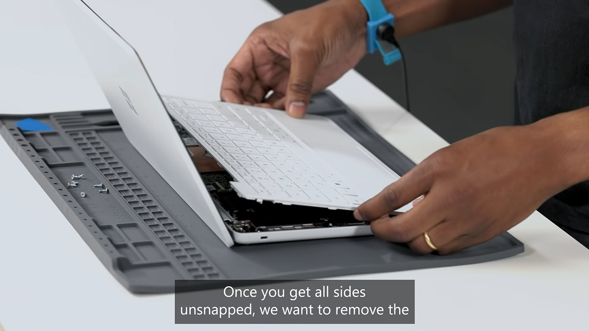 Microsoft、Surface Laptop SEの分解動画を公開 - PC Watch