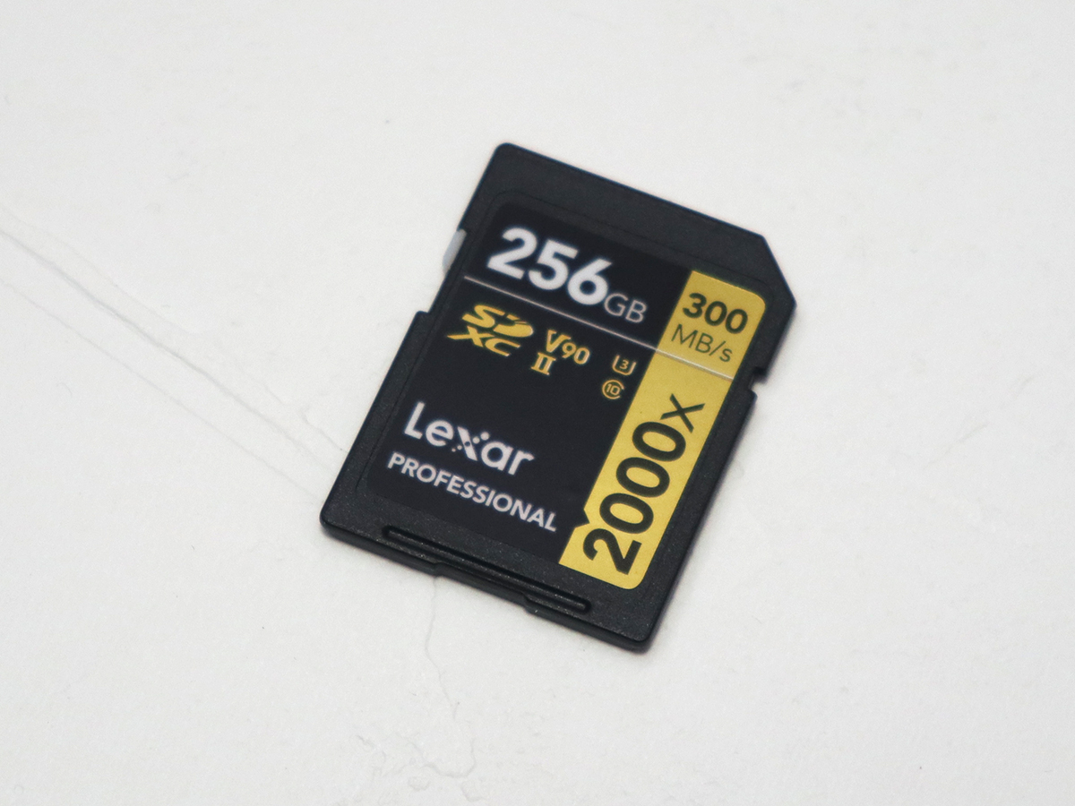 やじうまミニレビュー】リード最大300MB/sで容量256GBのLexar製SD