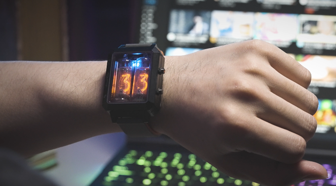 レトロと現代技術が融合。本物のニキシー管を使った腕時計 - PC Watch