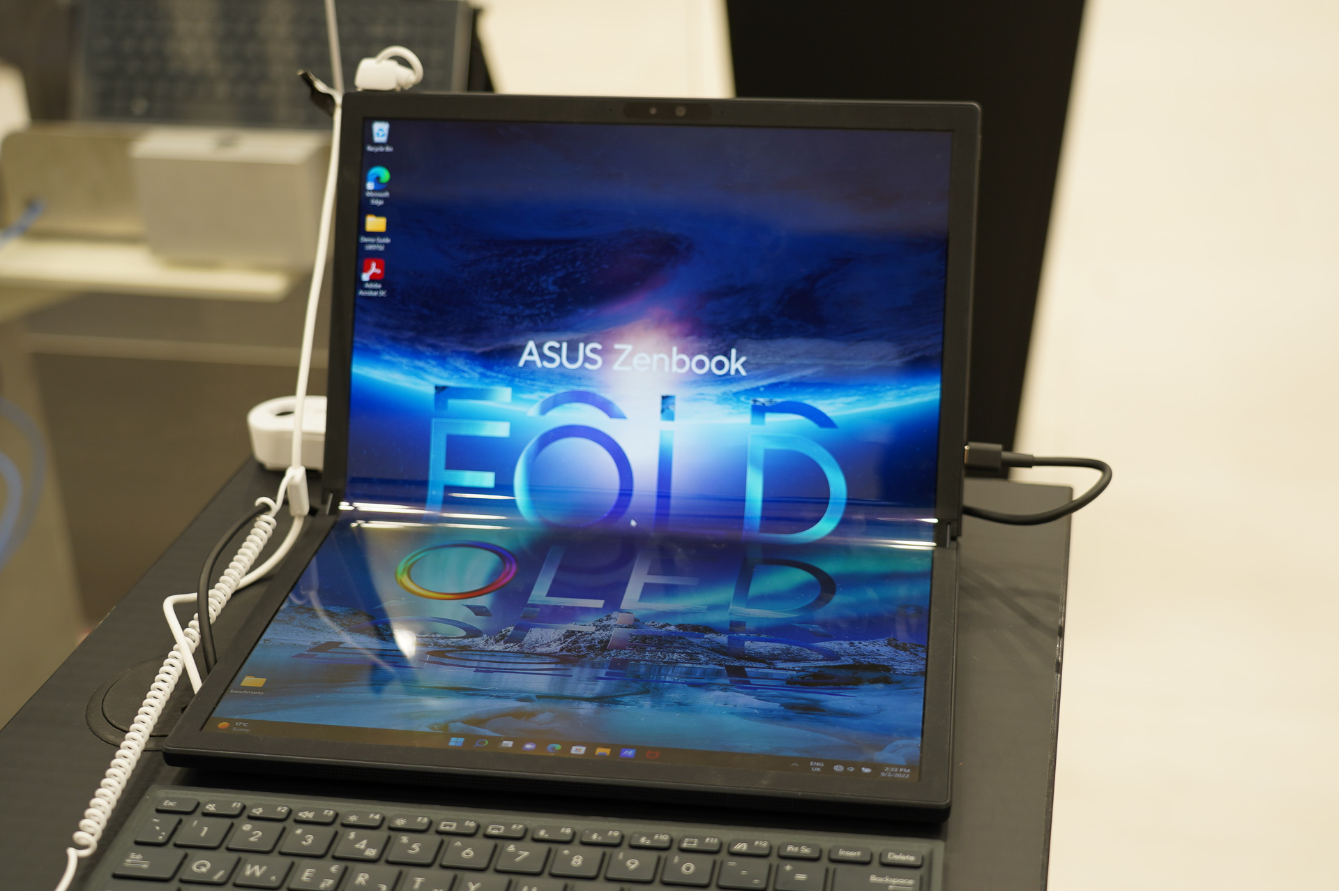 ASUS、折り曲げPCとして世界最大画面のZenbook 17 Fold OLEDを