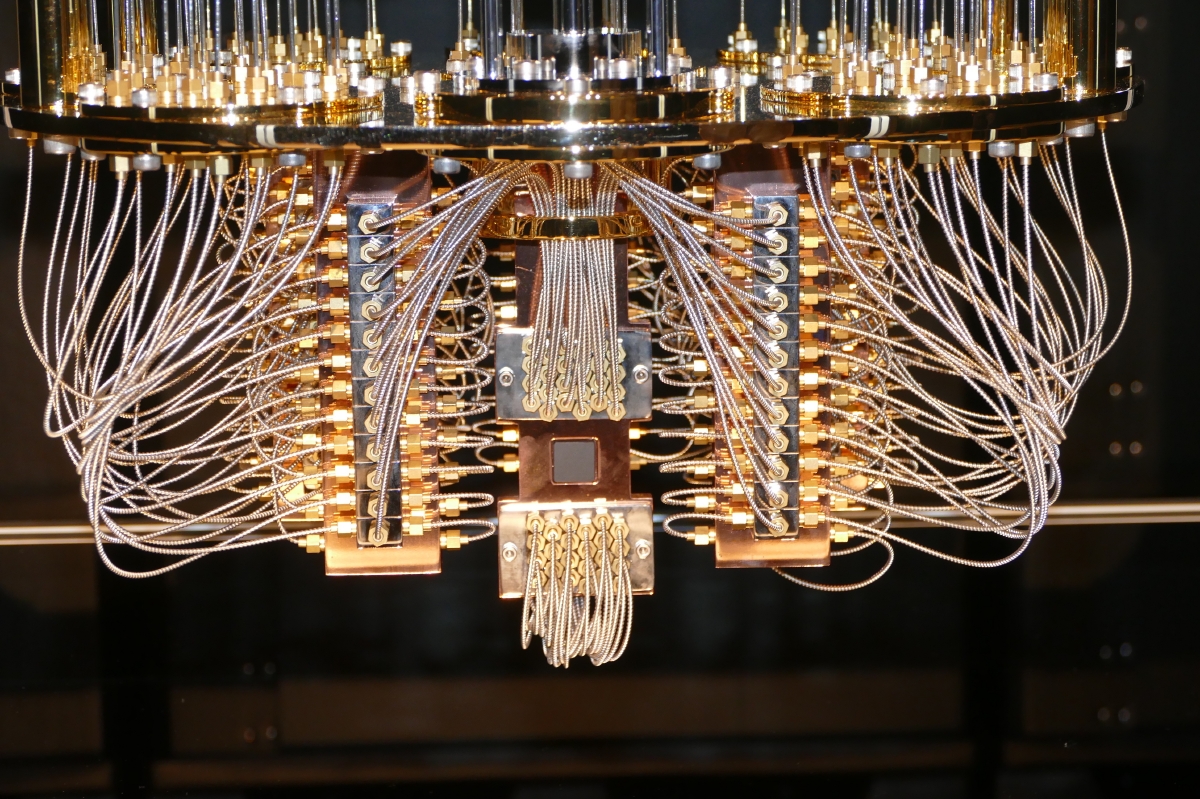 基盤モデルが科学的発見を加速する。IBMが記念イベントで量子コンピュータ内部モックを日本初公開 - PC Watch