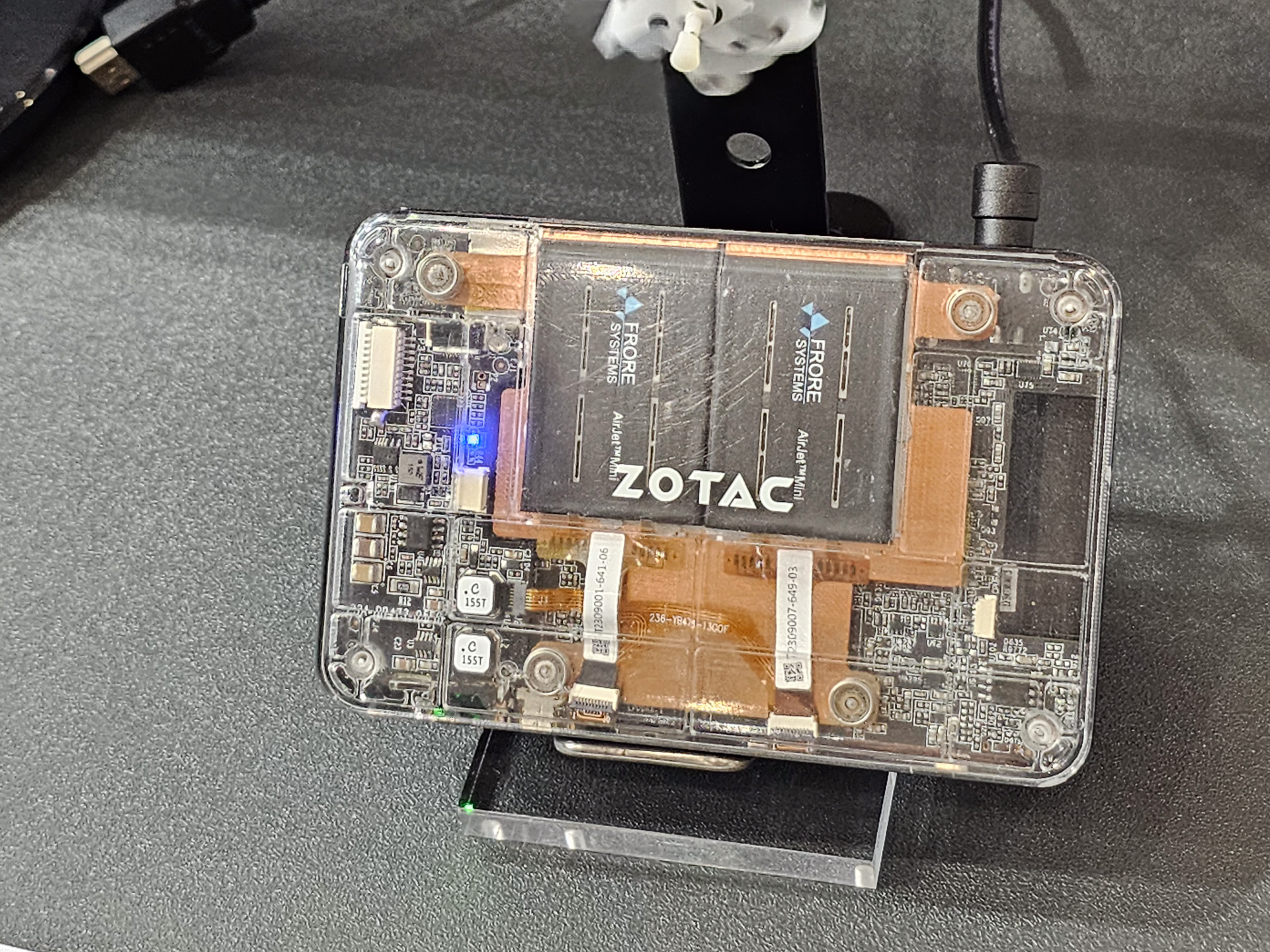 ZOTAC、ファンがないのに風が出る不思議な放熱機構を採用した「ZBOX 