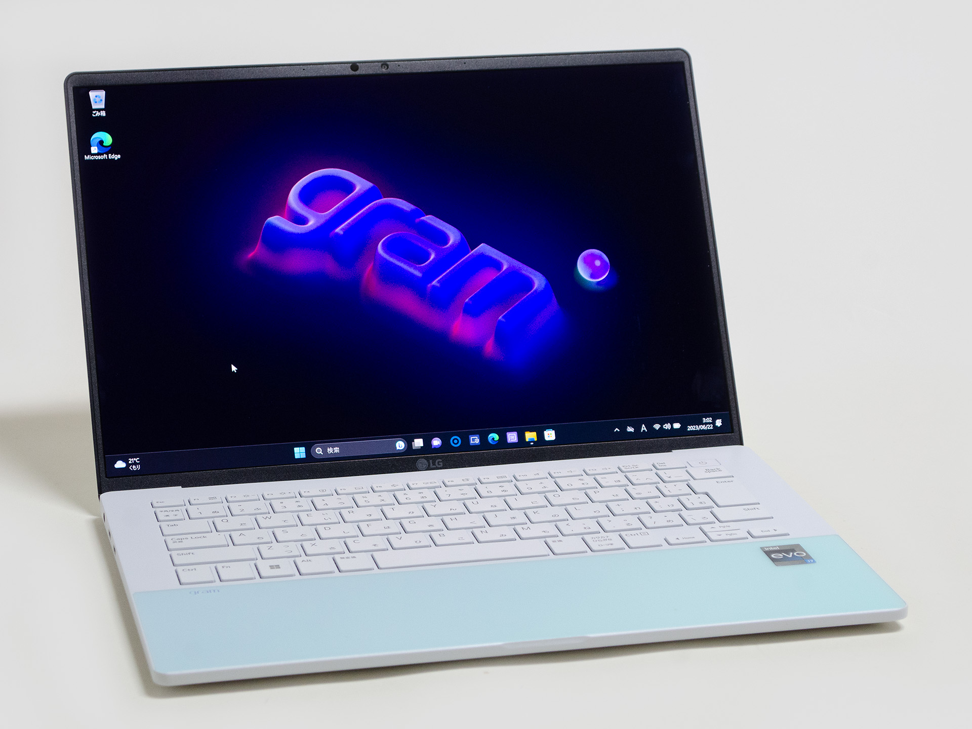 14型2880×1800ドットでOLEDのパネルを採用し重量1kg未満の