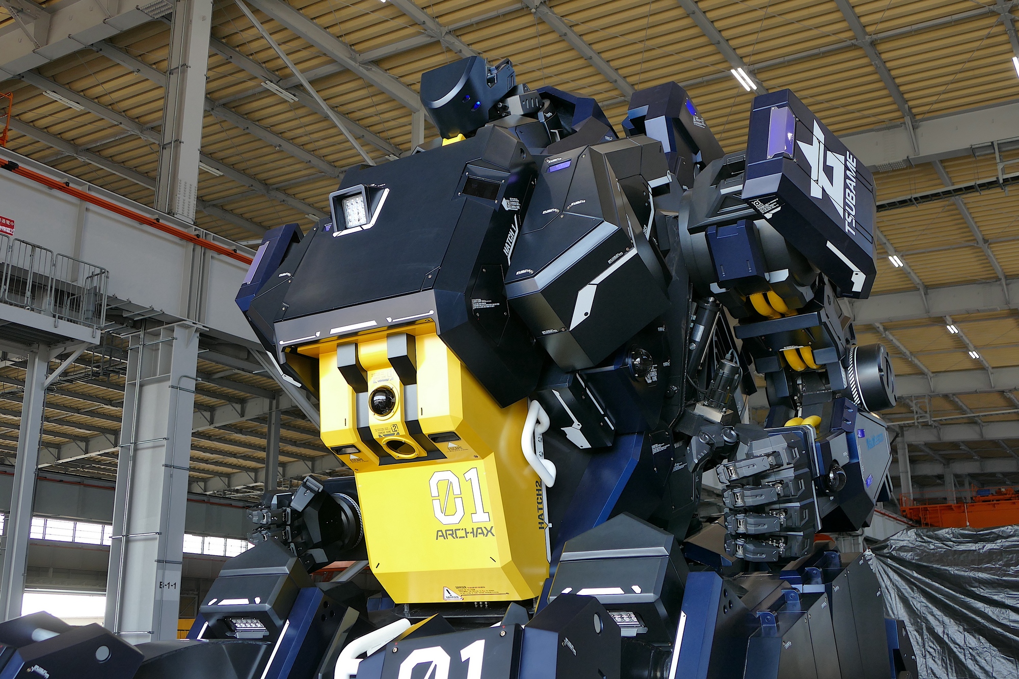 人が乗って操作できる4m級ロボット「アーカックス」、ついにお披露目