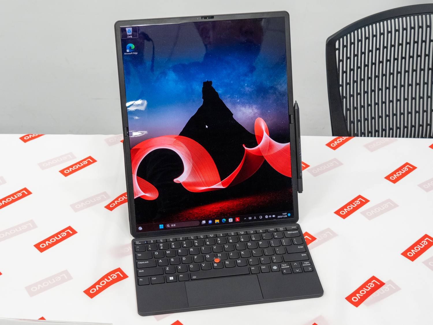 小さく運べて、大きく使える。折りたためる「ThinkPad X1 Fold」の開発