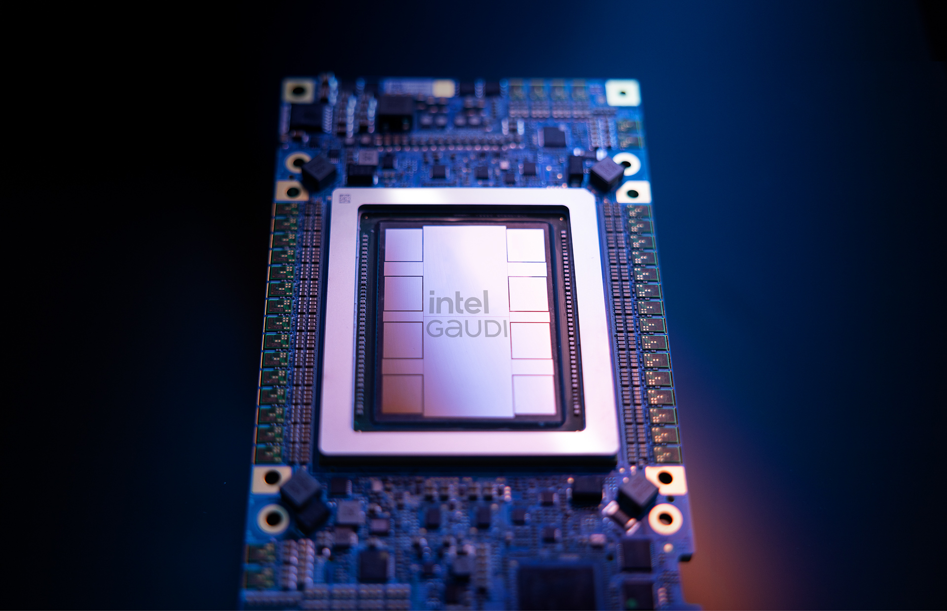 Intel、288コアの「Xeon 6」と、性能4倍のAIアクセラレータ「Gaudi 3 
