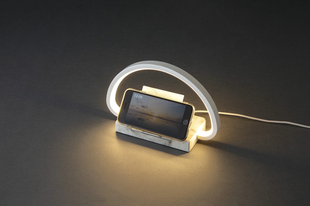 ニトリ、無接点充電できるスマホスタンド付きLEDテーブルランプ - PC Watch