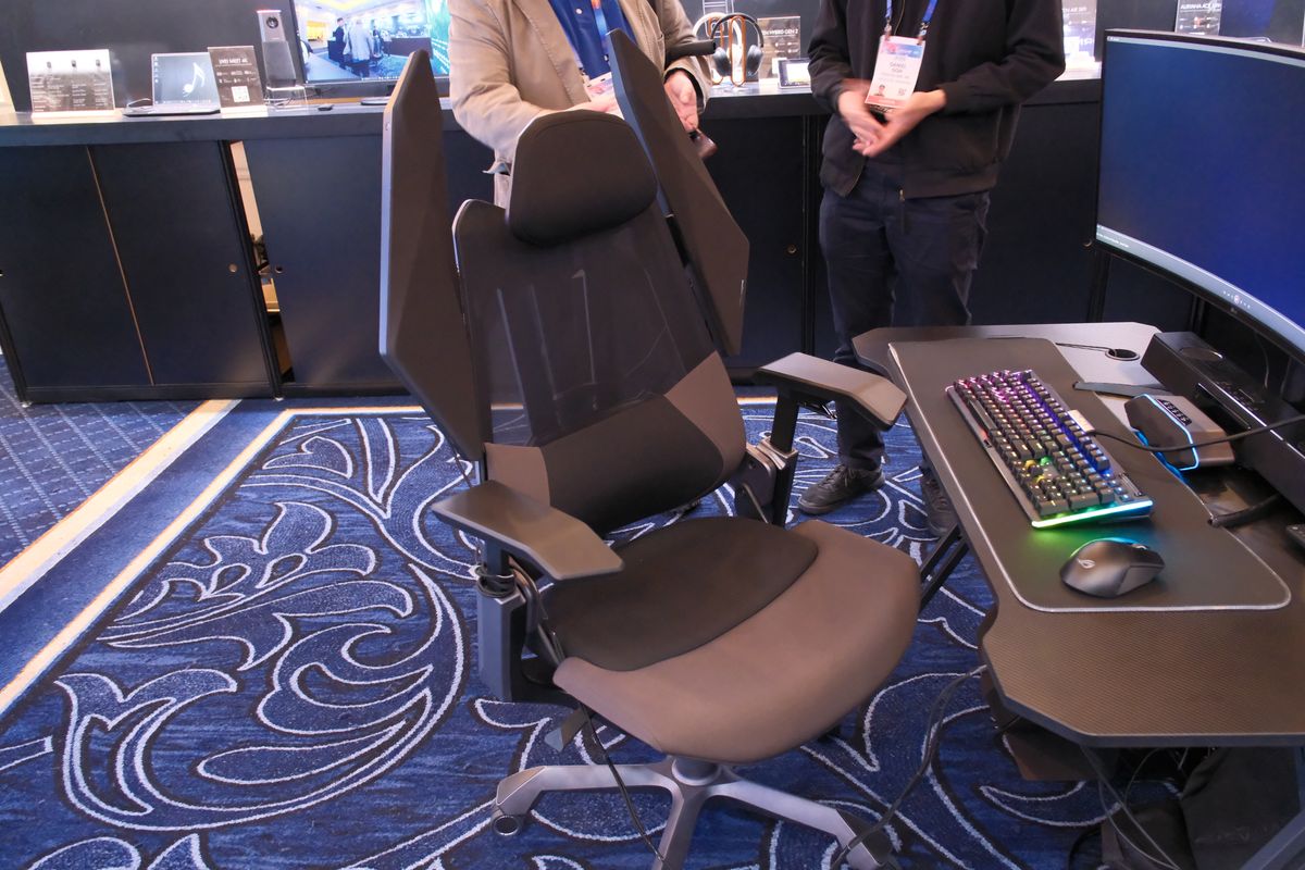 座ると後ろから音が聞こえるスピーカー内蔵ゲーミングチェア、Creative