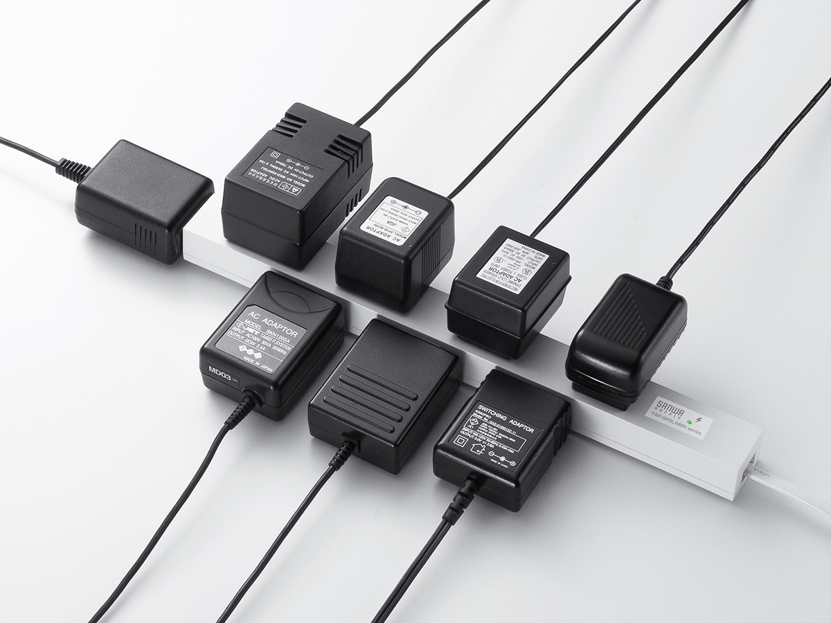 サンワサプライ、8個の小型ACアダプタを干渉せず挿せる電源