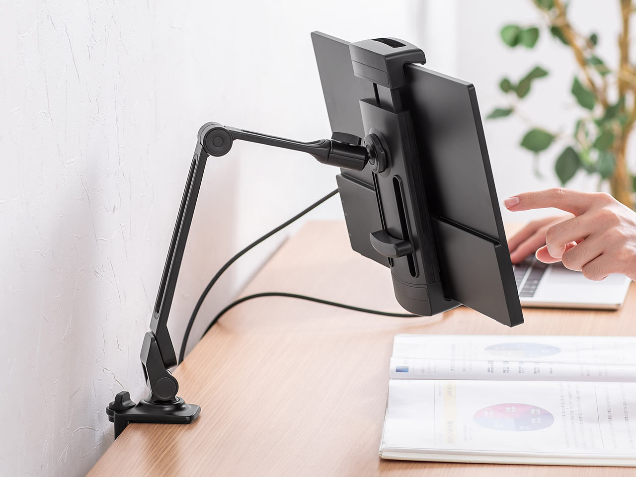 サンワサプライ、17.3型対応モニタースタンド3種。台座式とクランプ式