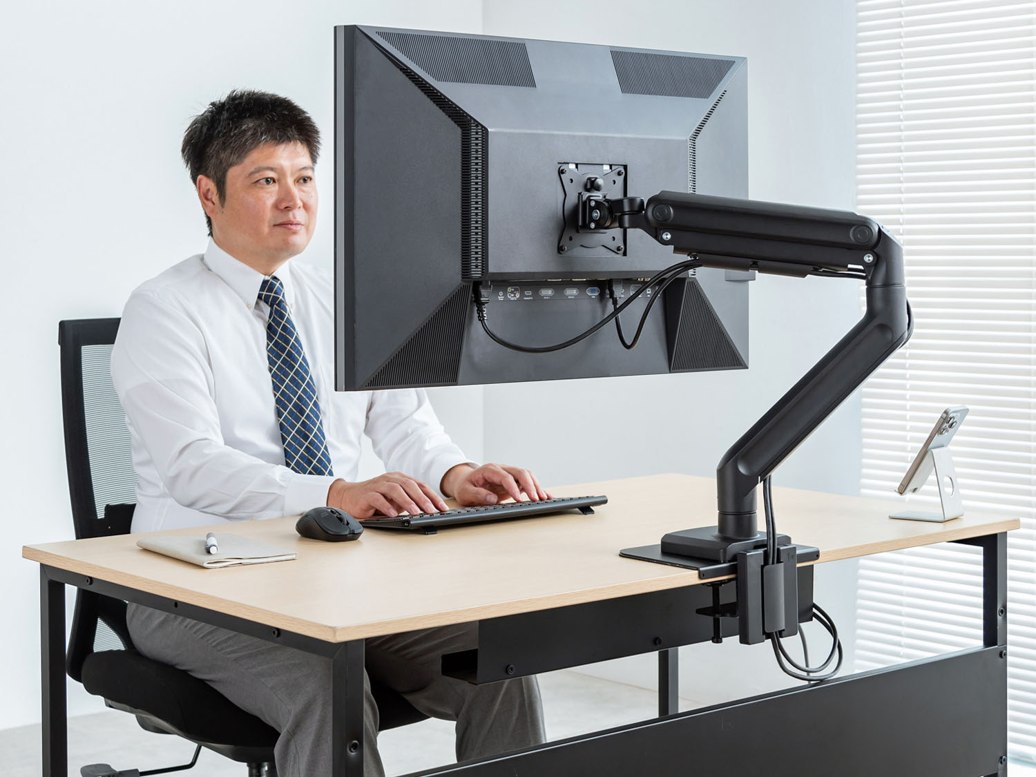 サンワサプライ、耐荷重20kgのガススプリング式モニターアーム - PC Watch