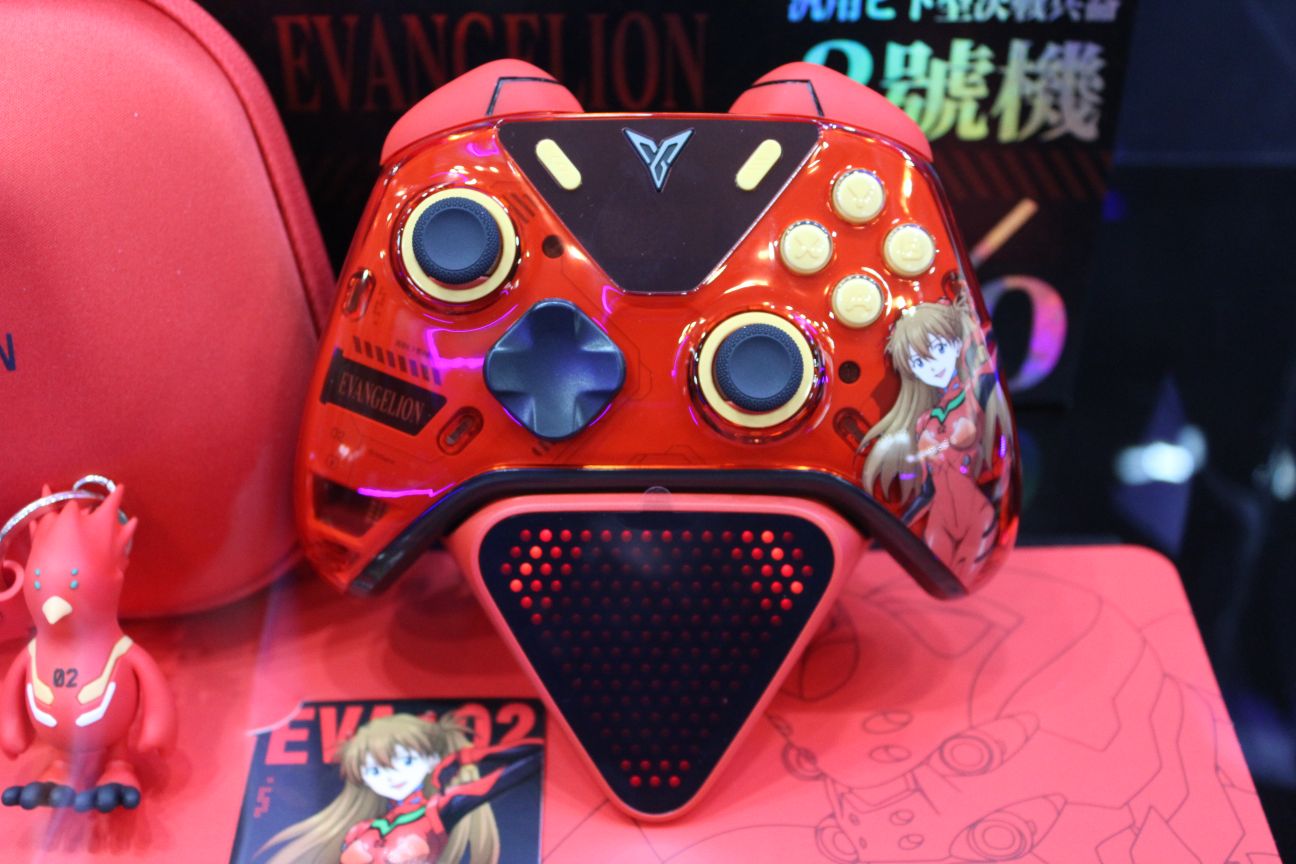 Flydigi、エヴァ2号機コラボ最新コントローラをTGS 2025に出展。ほかに
