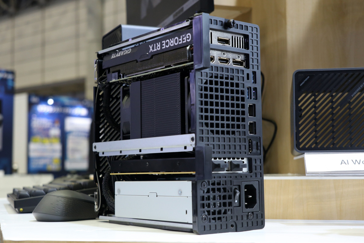 ミニPCってレベルじゃね～ぞ？最新CPUで驚異的な拡張性を得た「MINISFORUM MS-02 Ultra」