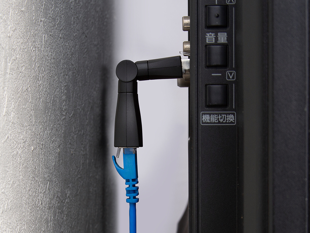 サンワサプライ、ケーブルの向きを自在に変えられるLAN中継アダプタ