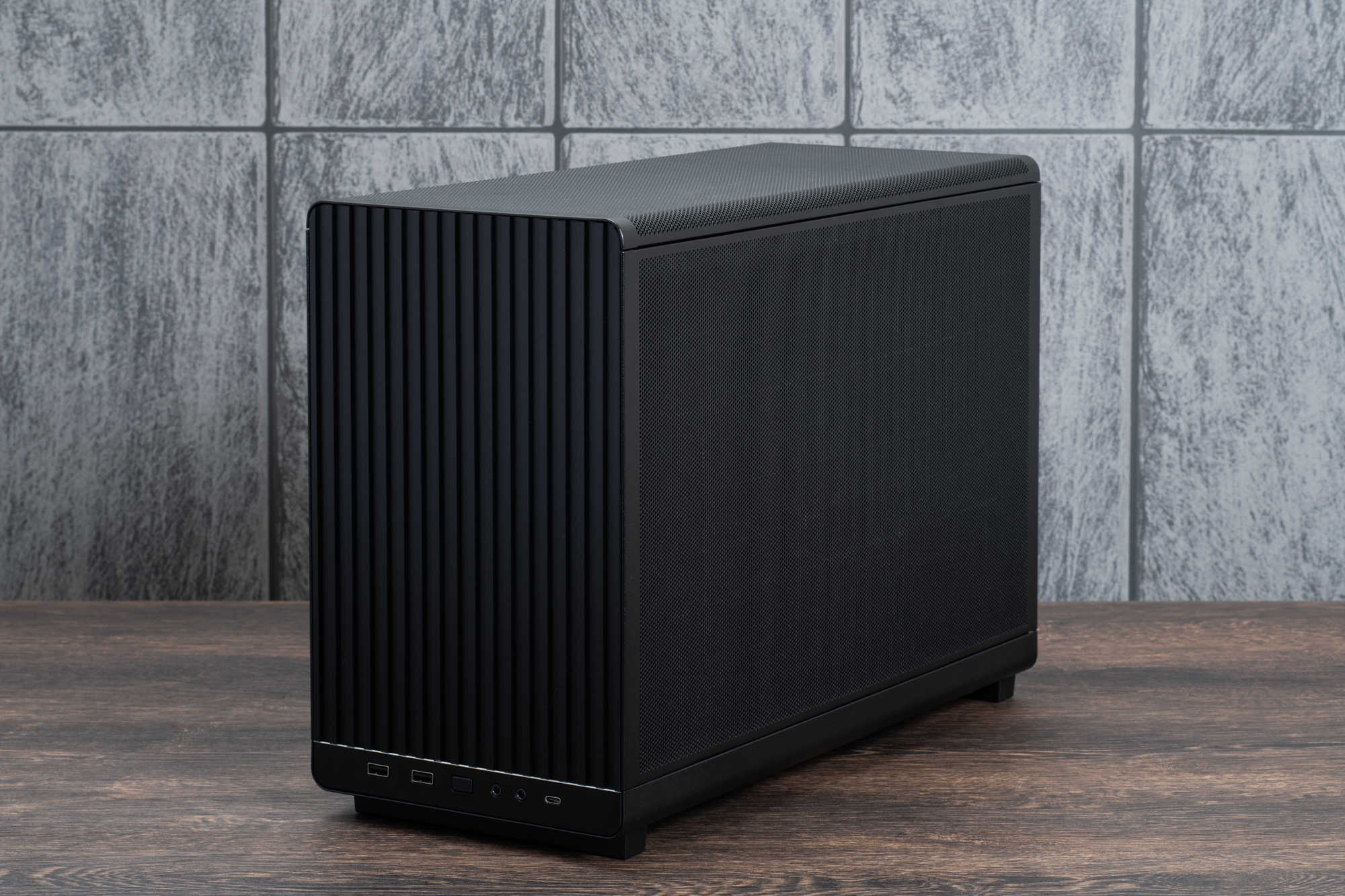 "処理"も"お届け"もお待たせしません。ハイエンドRyzen & Radeonを小型筐体に収めたELSAのワークステーション [Sponsored]