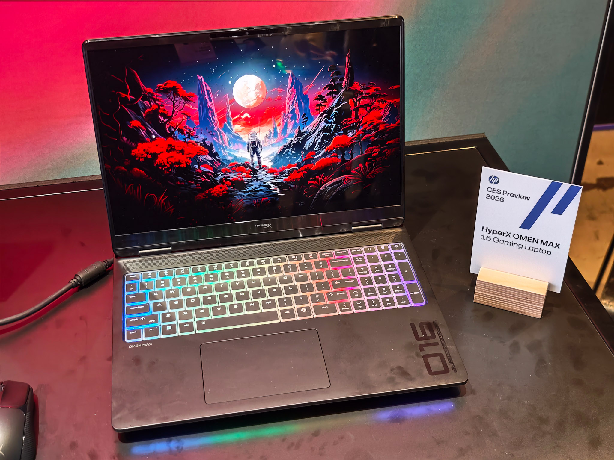 HP、300Wを放熱できる驚異のゲーミングノート「HyperX OMEN MAX 16」