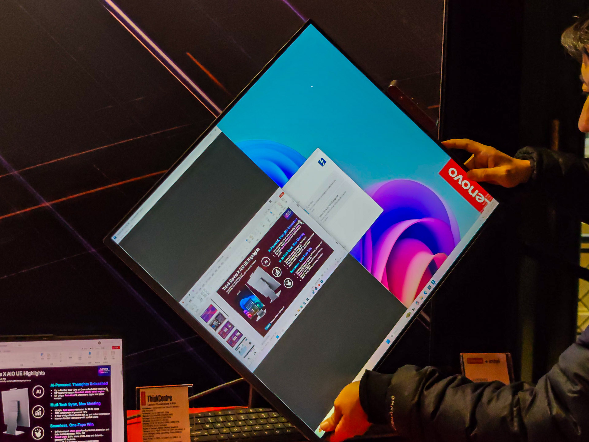 Lenovo、横でも縦でも使える一体型PCとデュアルGPU AIワークステーション