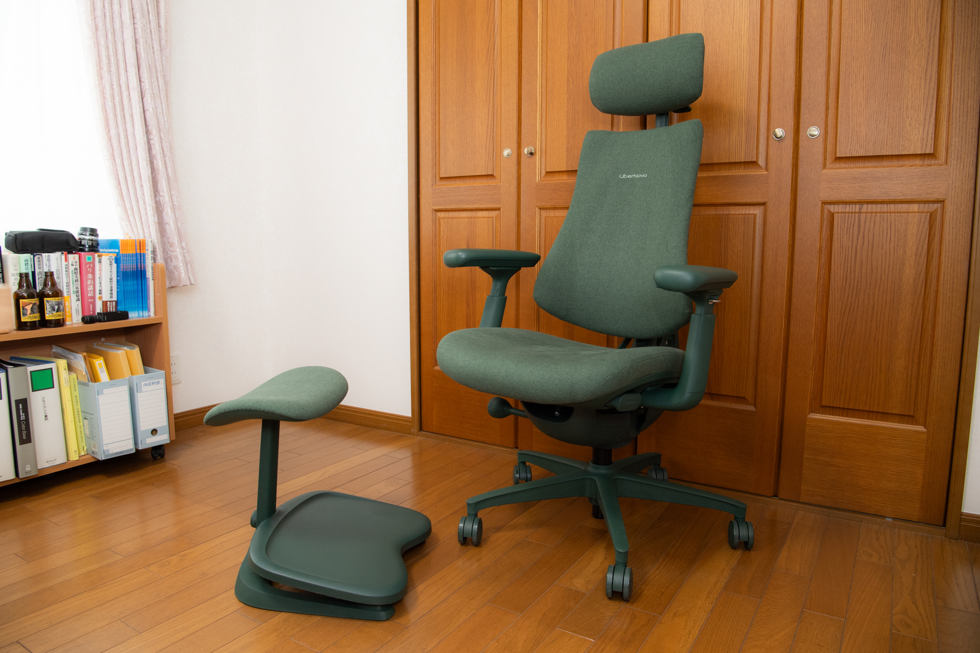 なぜ、その椅子だと14時間座っても平気なのか？ヘルニアもやった腰痛持ちのプロが「魔法のよう」と語る電動チェアの正体 ～電動ワークチェア「LiberNovo Omni」のリアル体験記[Sponsored]