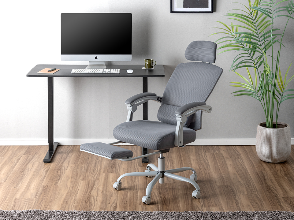 無段階リクライニング機能付きのオフィスチェア