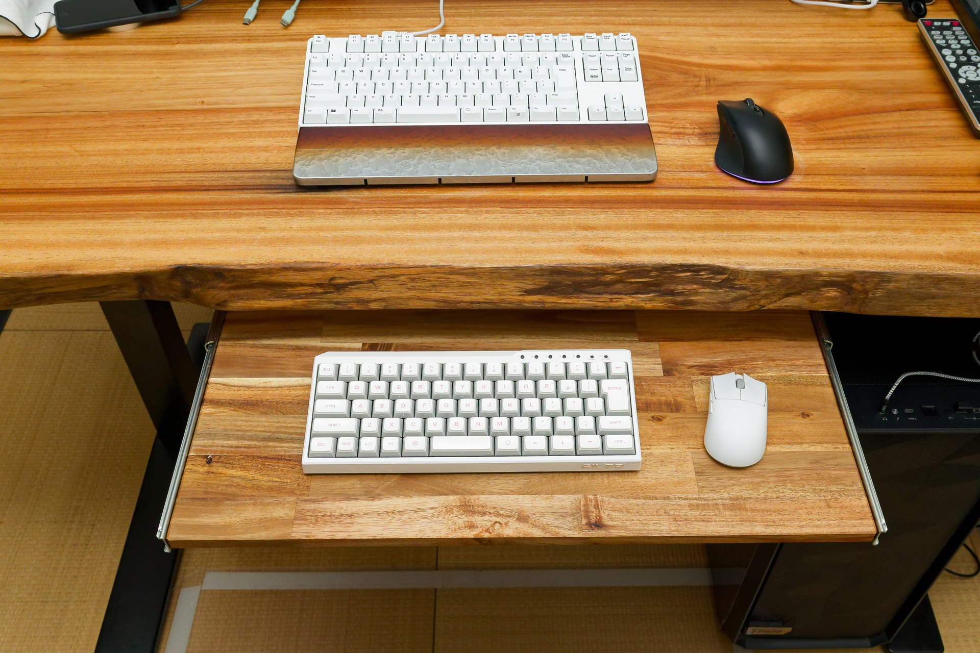 3千円程度で狭いデスクが激変！しかも簡単！「後付けキーボードスライダー」をDIYしてみた