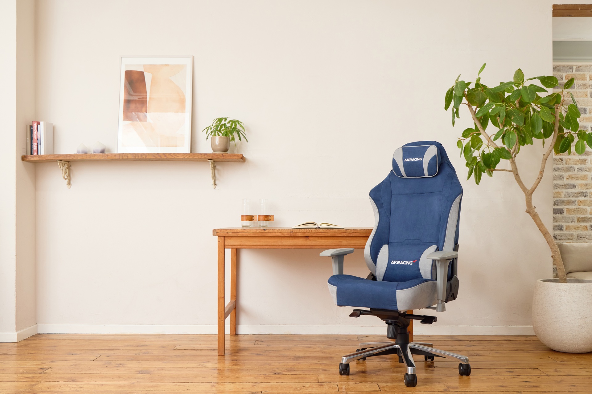 AKRacing、スエード調ファブリック張地採用のゲーミングチェア