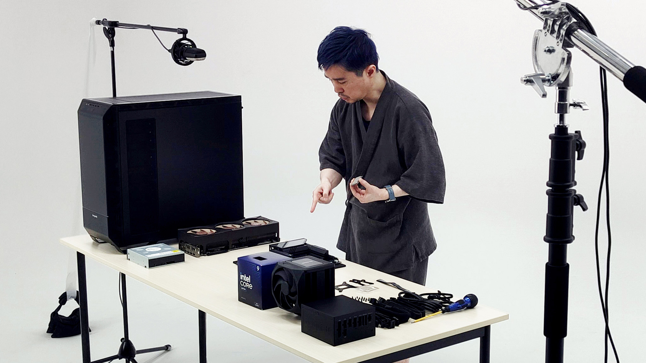 自作一発撮り出演で人間はテンパったが、CPUは冷えていた。PC Watch編集長の「冷や汗」とCore Ultraの「温度」を比較検証 [Sponsored]