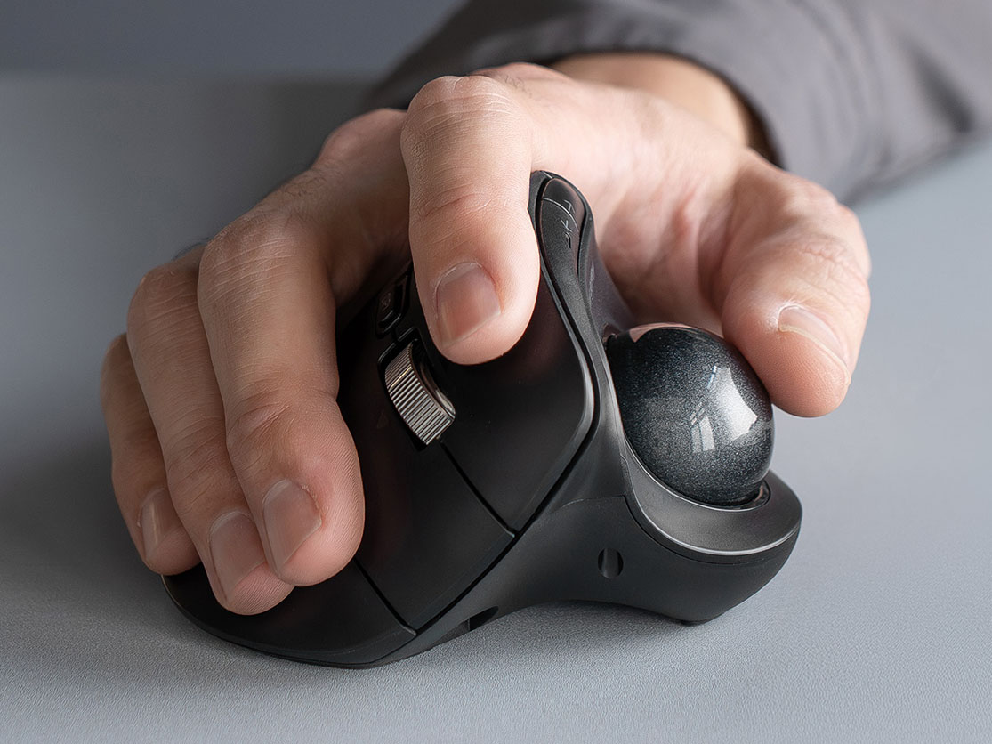 サンワサプライ、高速スクロール対応の5ボタン無線トラックボールマウス