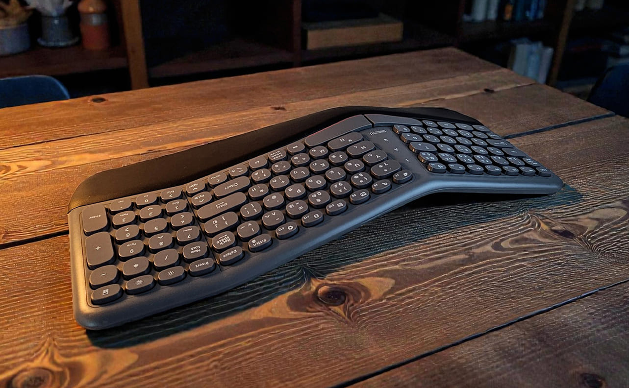 立体カーブと分割キー配列を採用した無線エルゴノミクスキーボード、ユニークから