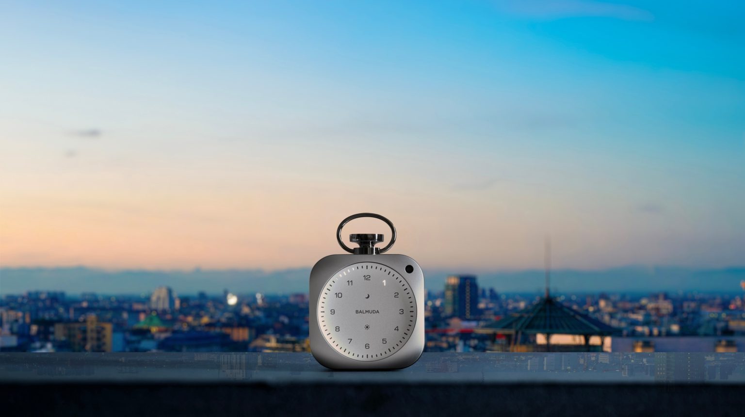 【やじうまPC Watch】バルミューダ、光で時刻を示す、針のない時計。お値段約6万円