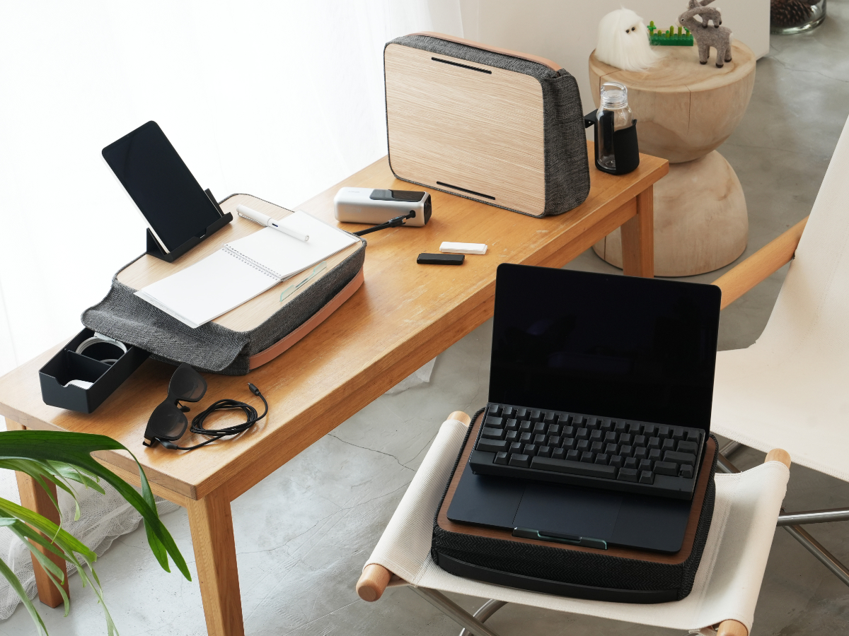 ノートPCのキャリングケースにもなる持ち運び小型デスク。HHKBカラーの特別モデルも