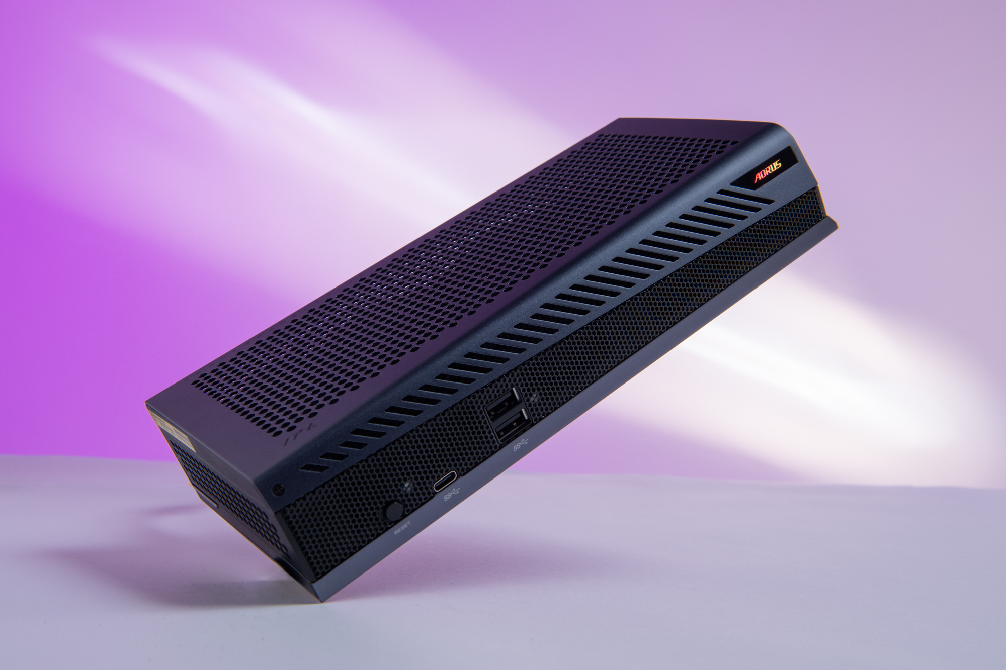 ただのモバイルノートがゲーミングPCやAIマシンに化ける魔法の箱「GPUボックス」って何？ ～Thunderbolt 5対応でコンパクト、しかも高性能な「AORUS RTX 5060 Ti AI BOX」[Sponsored]