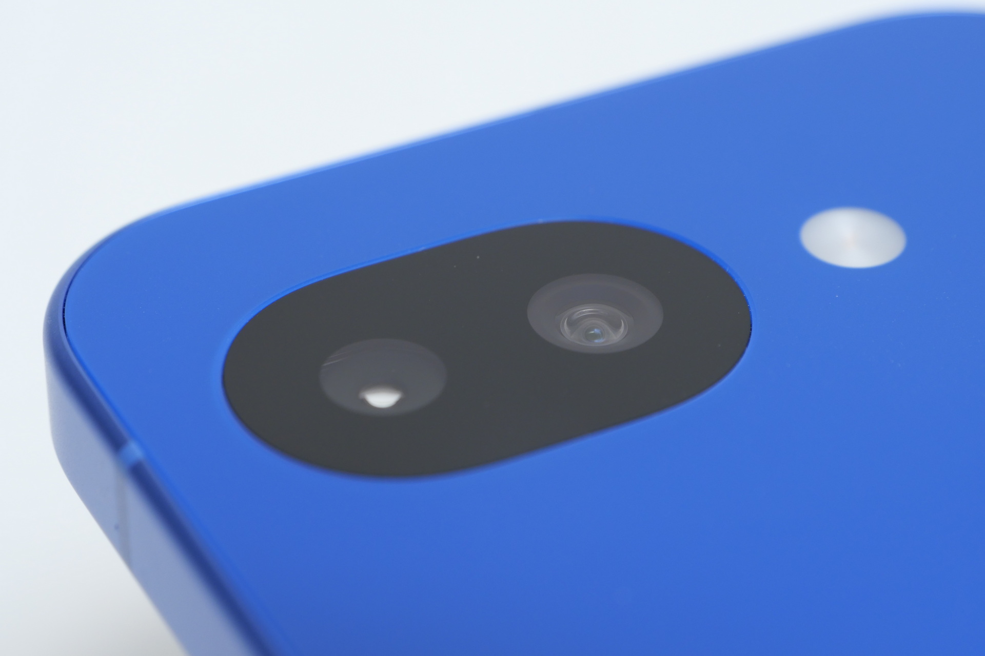 【Hothotレビュー】Pixel 10aならもうカメラは出っ張らない。待望のフルフラット背面と日本限定カラーの出来は?