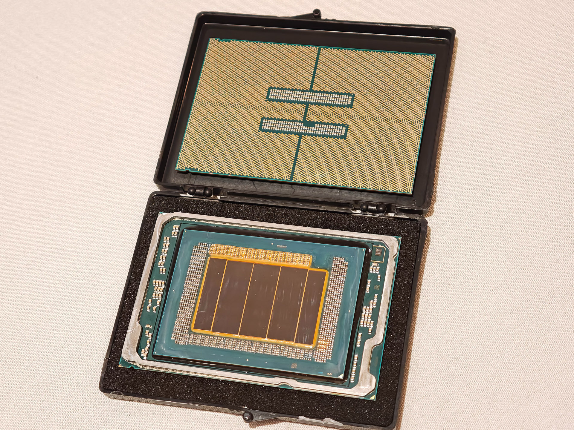 Eコア288基のロマン。Intel、Xeon 6+発表。旧世代比性能2.26倍 - PC Watch