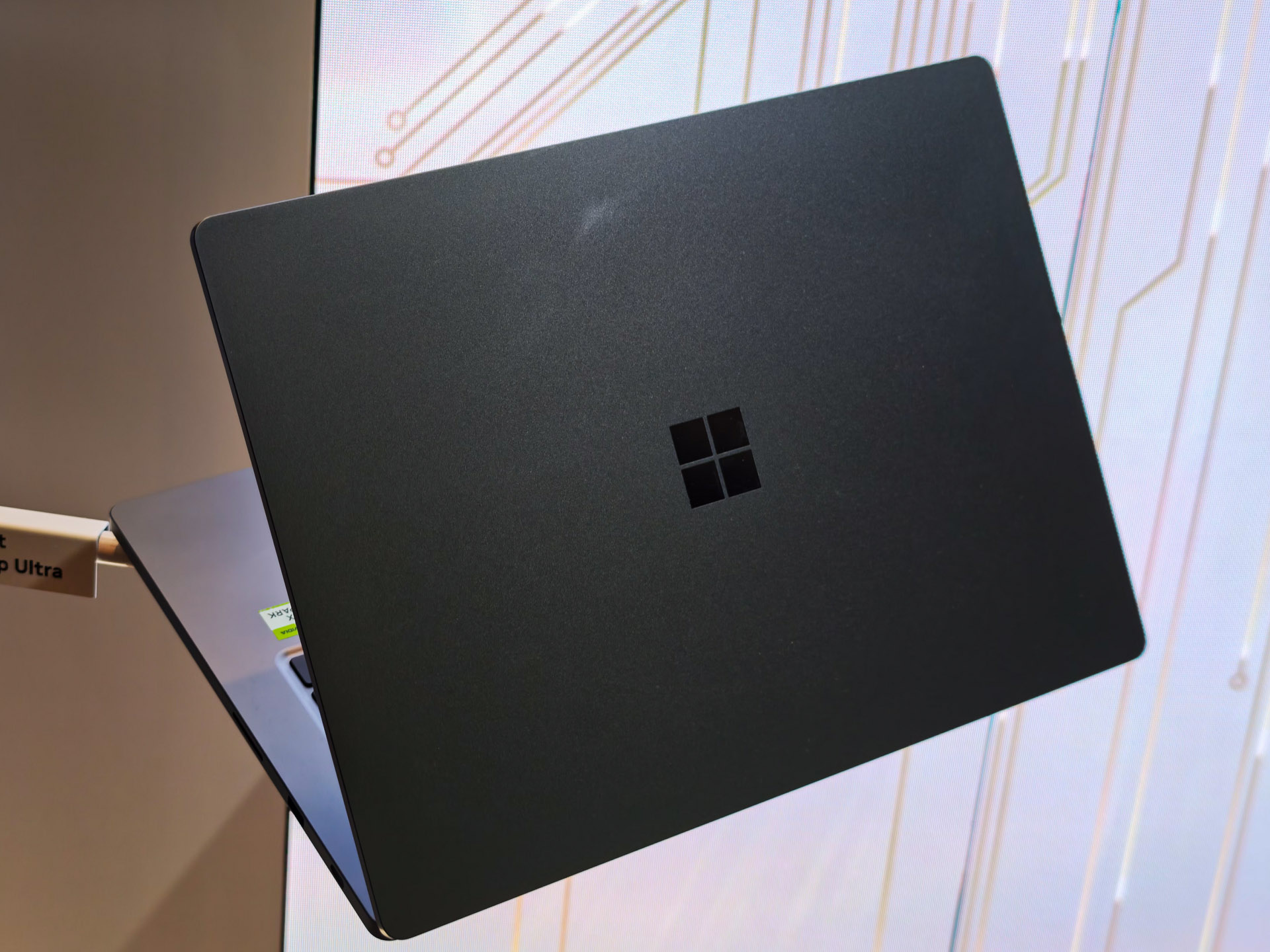 「RTX Spark」搭載PCが集結、唯一画面が点いたSurfaceも