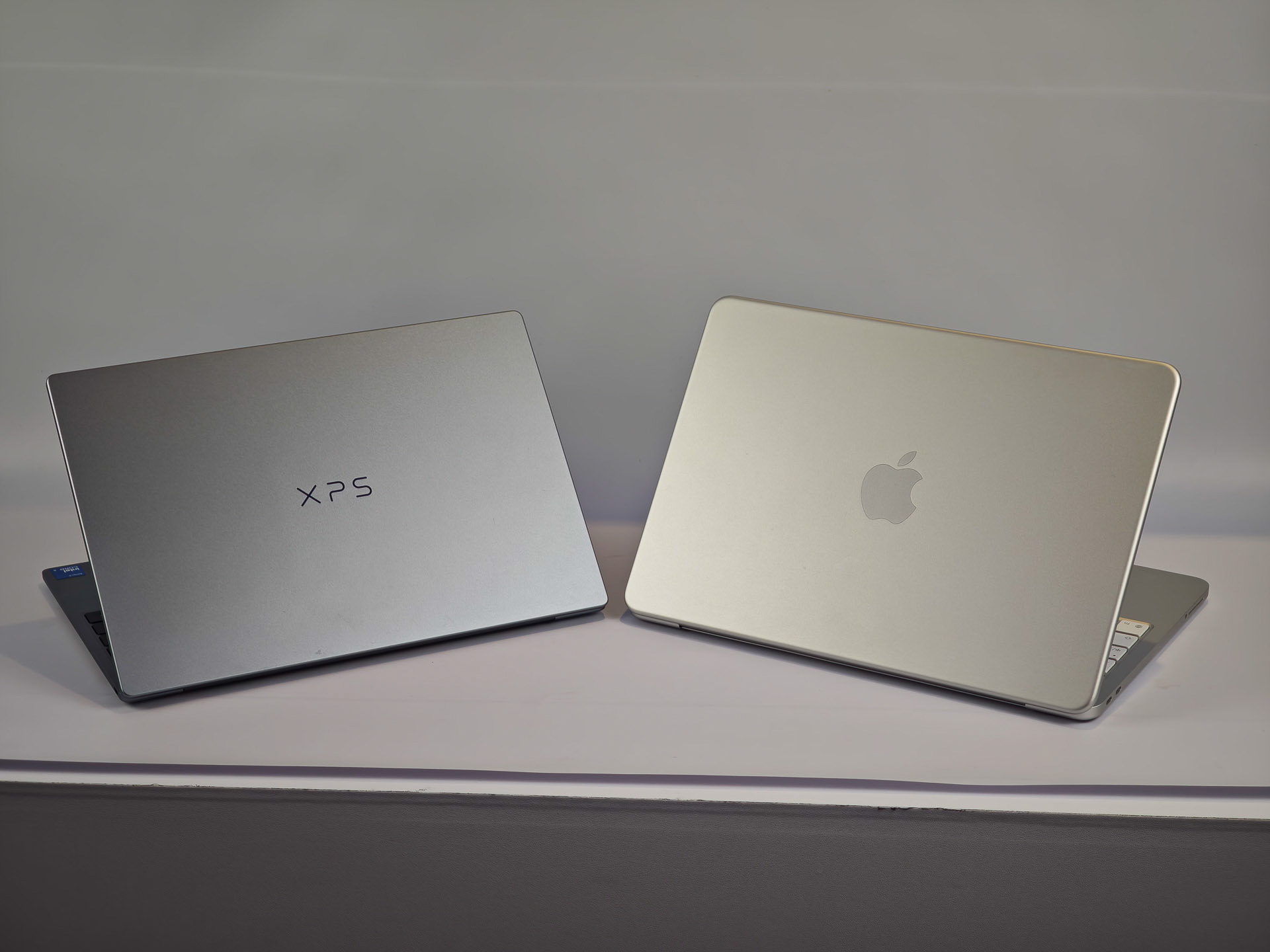 大注目のDell「XPS 13」をMacBook Neoの実機で比べてみた！