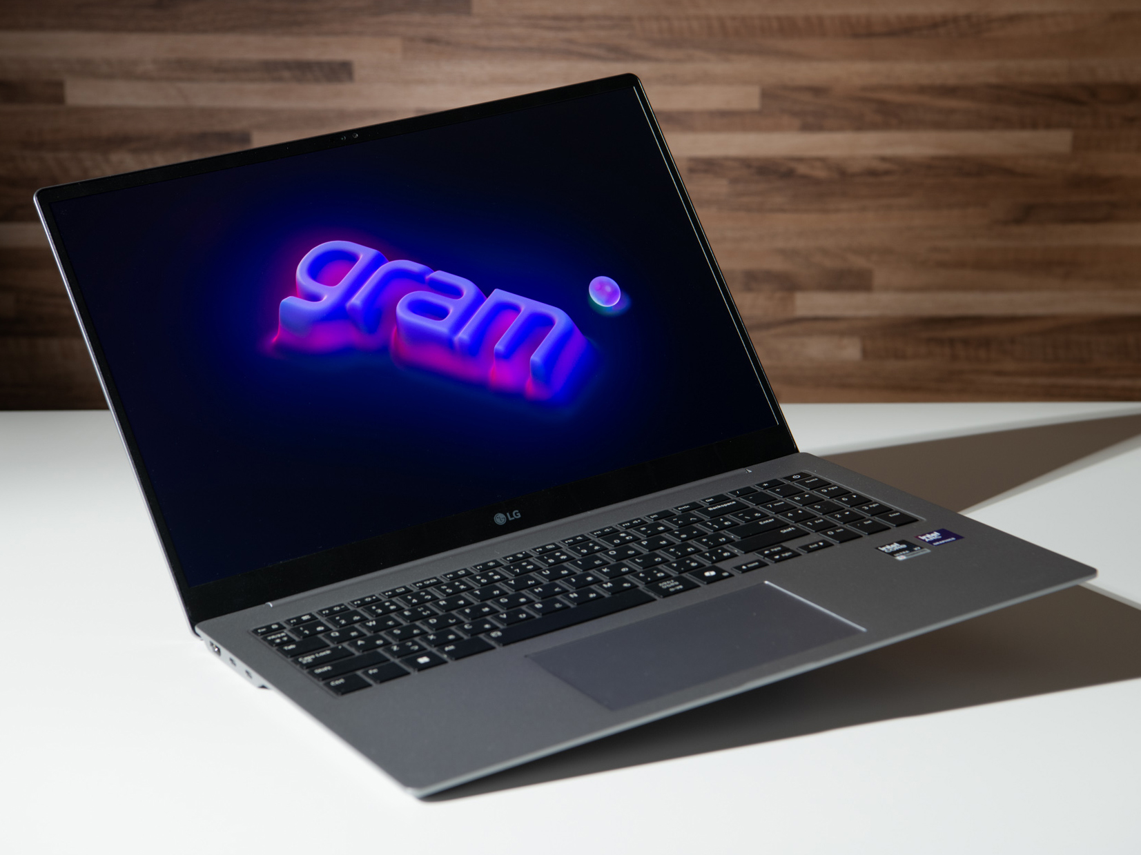 いつの間にか16型もモバイルノートに!? 大画面・軽いが両立するノートPCの正体は？ ～ちょっと普通じゃない「LG gram Pro 16」を使ってみた[Sponsored]