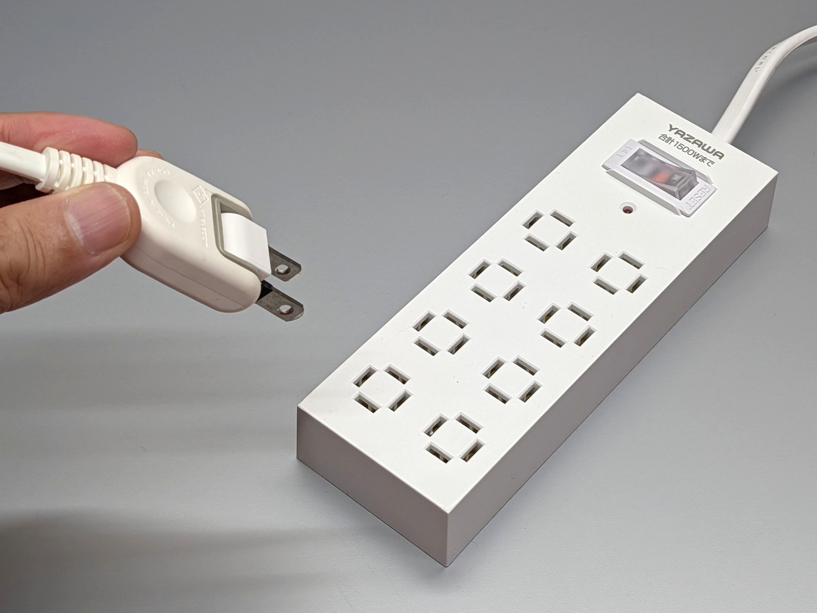 【やじうまミニレビュー】干渉知らずの電源タップ、縦横挿し&半口ずらし対応で実売4千円弱。使ってみた結果は?