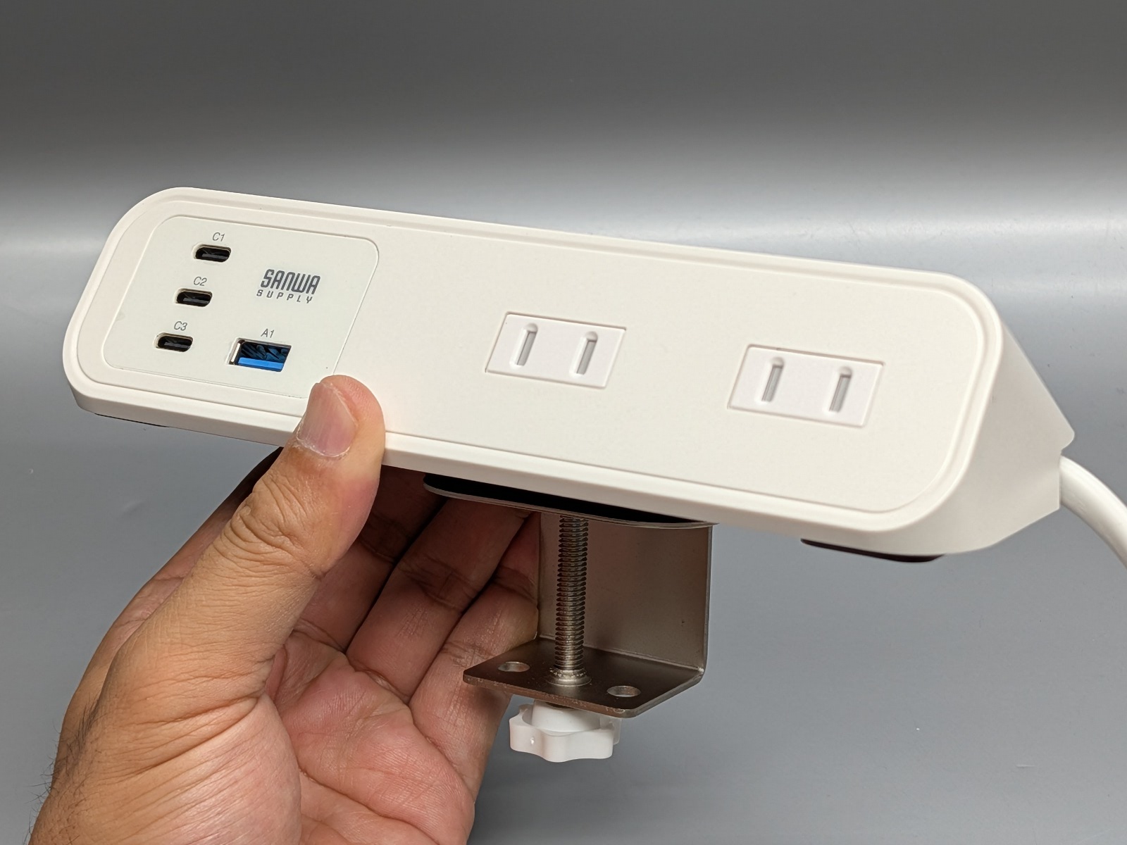 【やじうまミニレビュー】クランプ式電源タップも65W出力時代へ。ノートPCも充電できてデスク整頓が捗るぞ