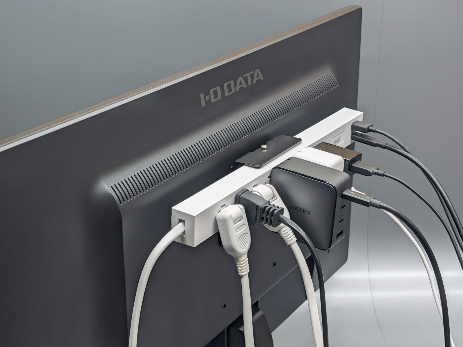 やじうまミニレビュー】これは便利！手持ちの電源タップがモニター裏に