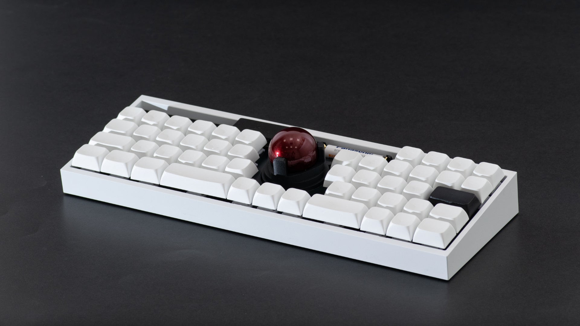中央にトラックボール/パッドをドーン！と構えた40%自作キーボード